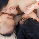 Foto ilustrasi dari Google saat Ibu Sedang Menyusui Anaknya