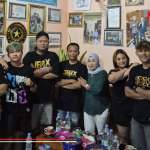 Keterangan foto: Arista (paling kanan) bersama rekan dan tim sebelum pertandingan olahraga tarung di Boyolali