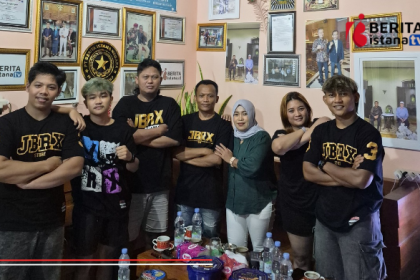 Keterangan foto: Arista (paling kanan) bersama rekan dan tim sebelum pertandingan olahraga tarung di Boyolali