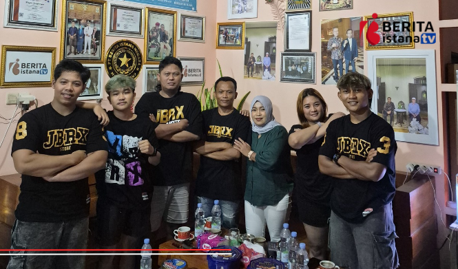 Keterangan foto: Arista (paling kanan) bersama rekan dan tim sebelum pertandingan olahraga tarung di Boyolali